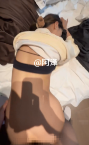 大神，【阿泽原创】约啪福利，良家小少妇黑丝美腿，后入翘臀，半露脸，很激情